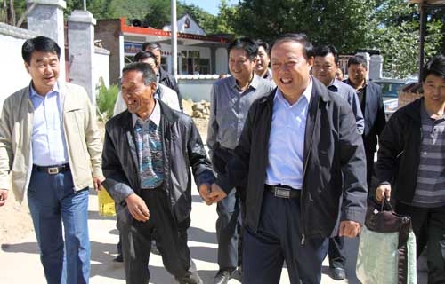 王晓斌调研三室党支部共建工作 走访慰问帮扶贫困户