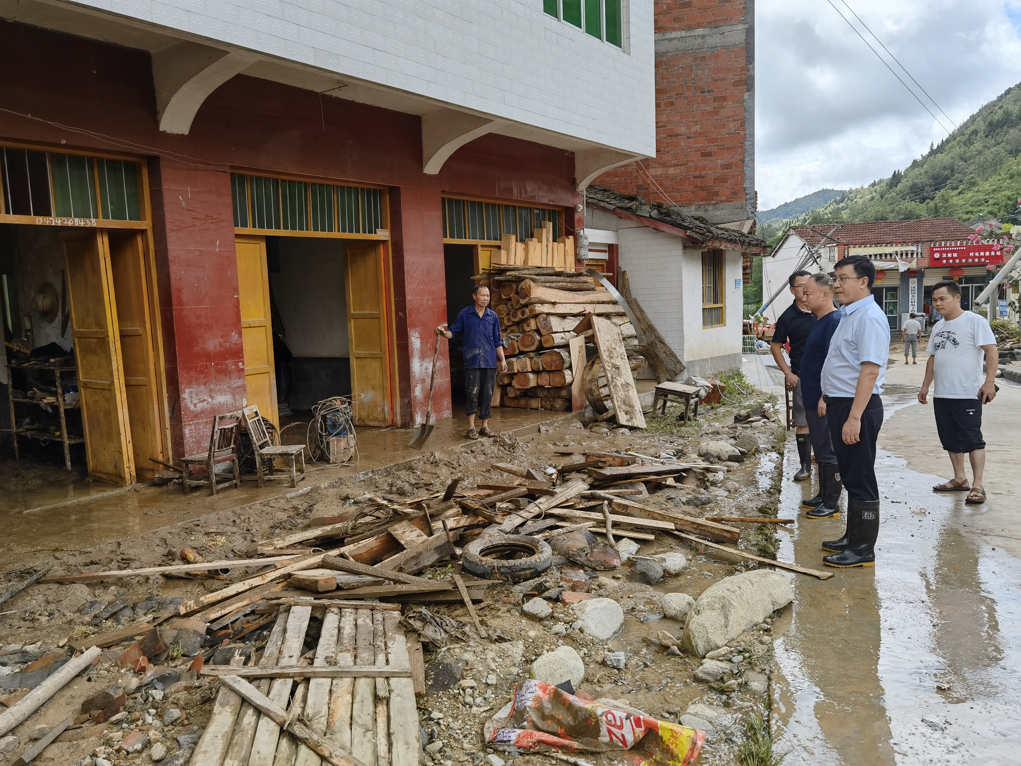 图为汉阴县纪委监委负责人在汉阴县汉阳镇金红村指导防汛救灾工作.