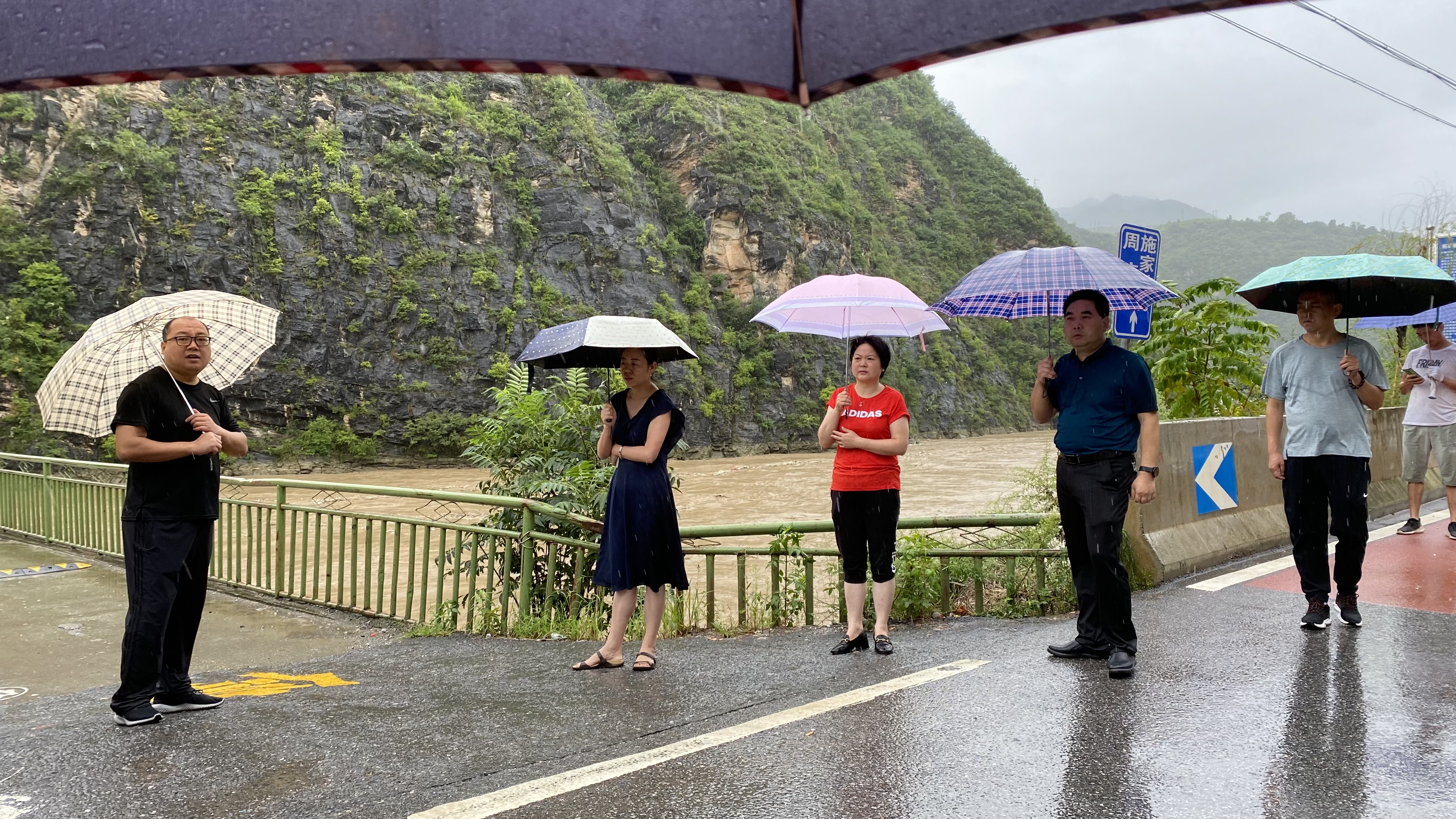 图为旬阳县纪委监委领导深入旬阳县甘溪镇检查指导防汛防滑工作.