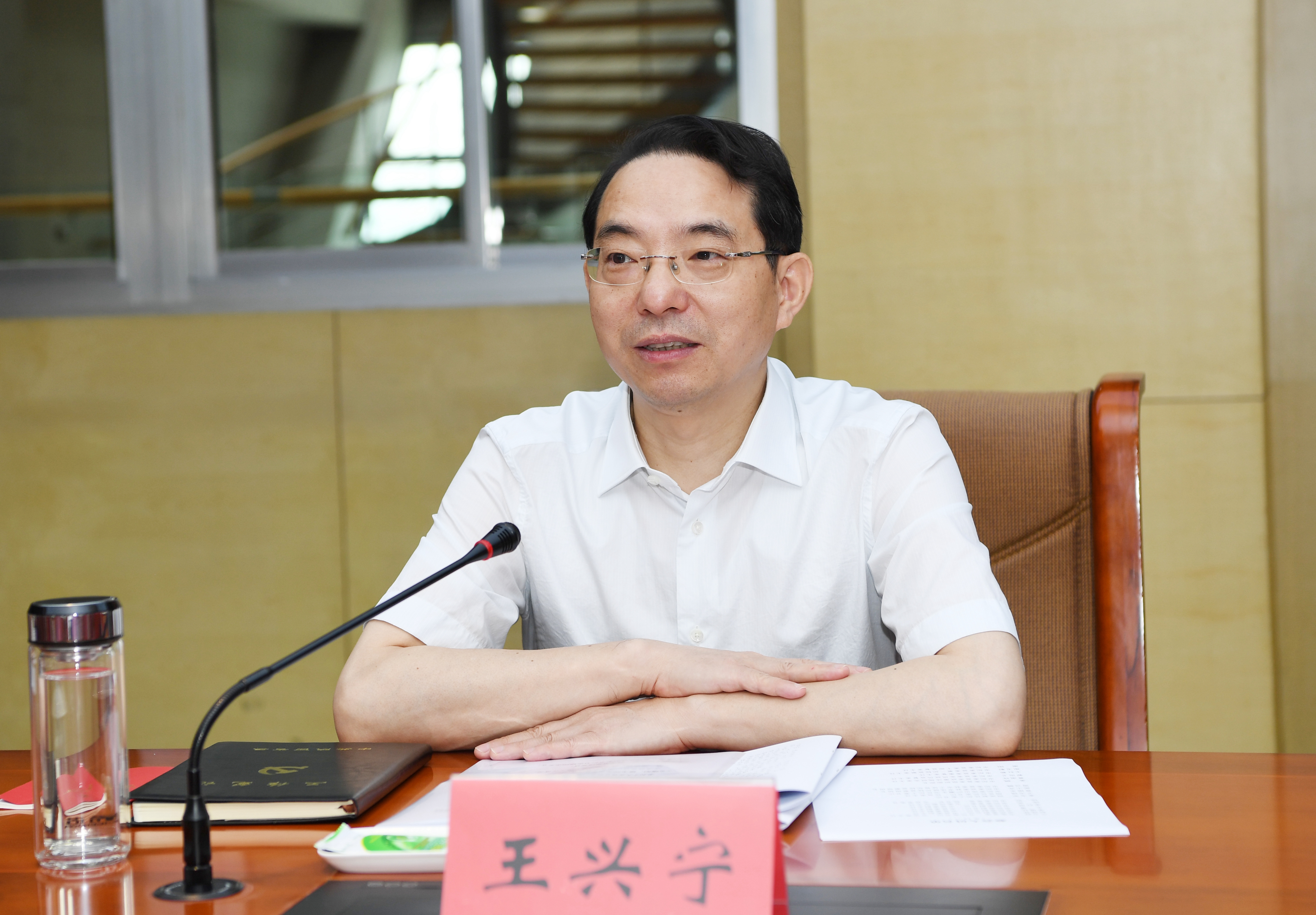 以更高标准,更严要求加强新时代纪检监察机关政治建设